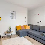 Cosy, Furnished & Renovated Flat With Outside Lounge